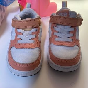 Toddler size 6c Nike dunks. Puppy chewed a little but it’s a great play shoe